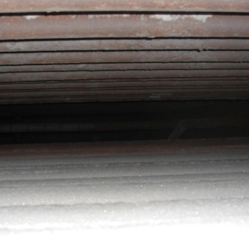 Nach einer Revision wurden mit MIKRO-Nickel® beschichtete und unbeschichtete Rohre verglichen. Der korrosive Angriff ist deutlich auf den unbesch. Rohren zu erkennen, während die MIKRO-Nickel®-Rohre nahezu unbeschädigt sind.